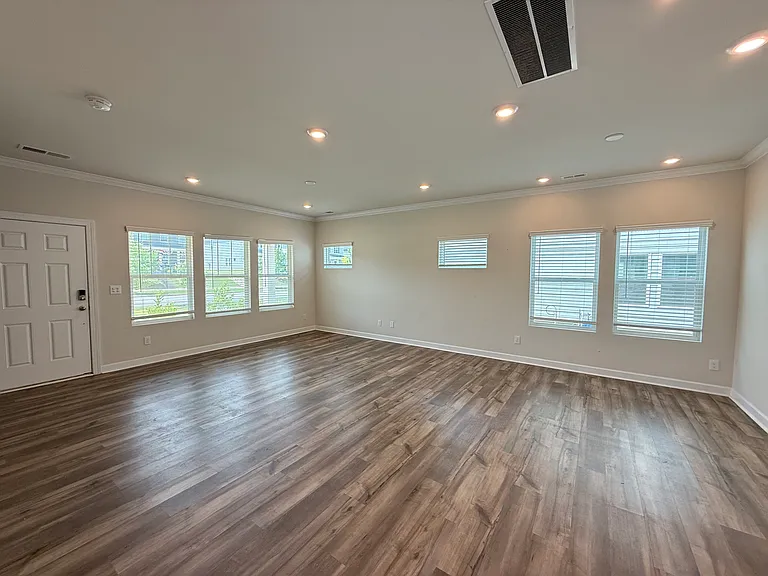 525 Nixon Rd — Photo 4