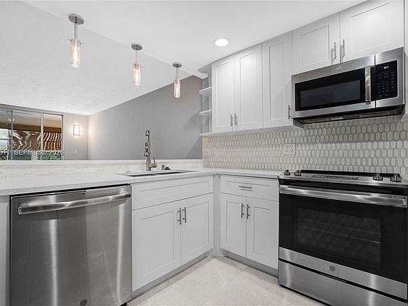 5th image of 7100 NW 17th St APT 305