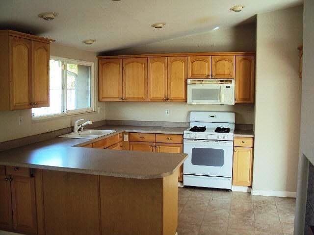 2nd image of 2003 Bolero Ave