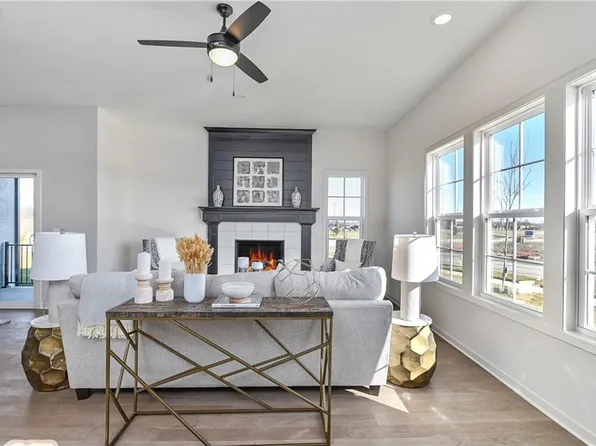 129 S Diane Dr, Olathe, KS 66061