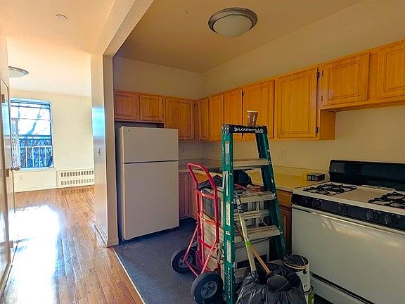 3rd image of 137 W 112th St APT 4D
