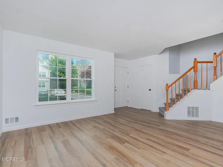 27 Karen Dr — Photo 4