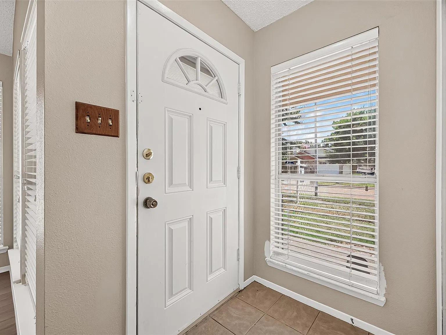 2 bed, 1.5 bath, 1041 sqft, $1,475 — Photo 2