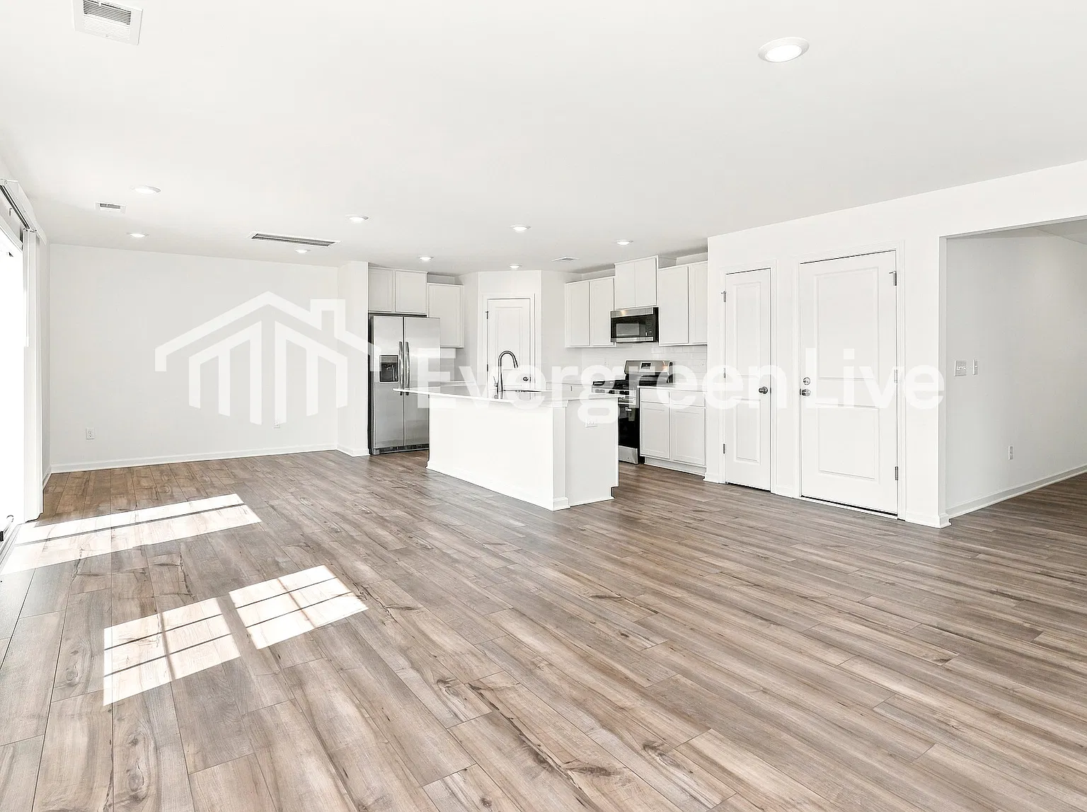4 bed, 2.5 bath, 1955 sqft, $1,895 — Photo 3