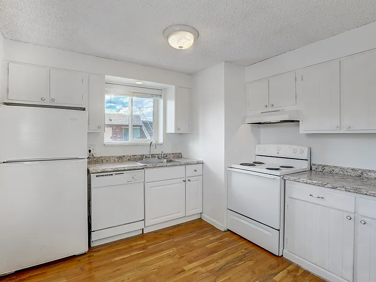 140 S Ogden St — Photo 8
