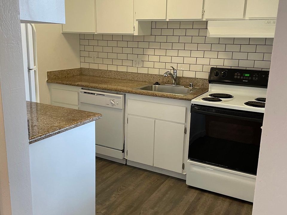 KITCHEN WITH SELF CLEANING OVEN, DISHWASHER, DISPOSER, SELF DEFROSTING REFRIDGERATOR