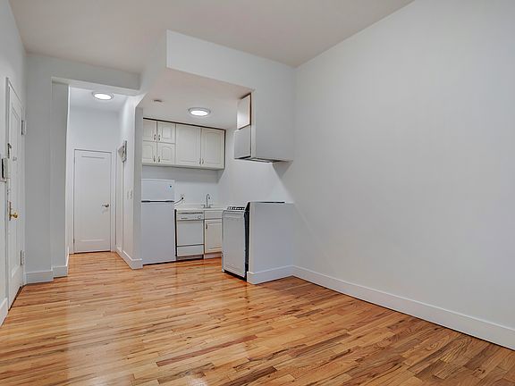 3rd image of 154 E 7th St #Fww