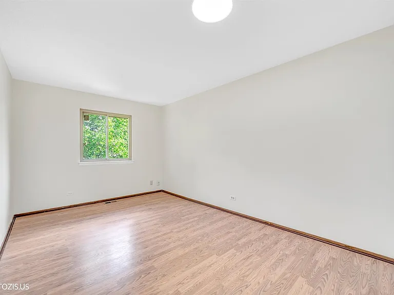 1405 Merrimac Ln N — Photo 29