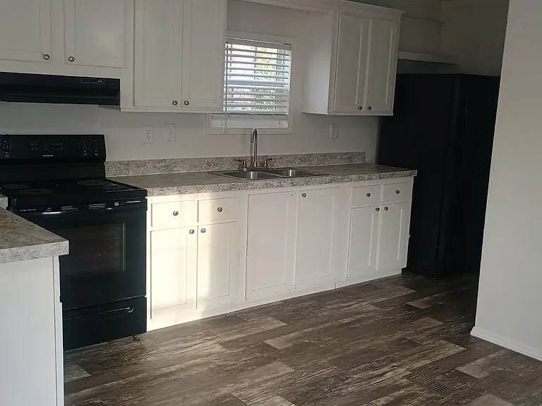 601 W 9th St #10 — Photo 5