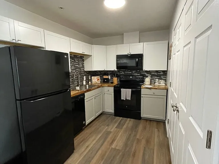 3 Bedroom 2 Bathroom Townhome — Photo 16