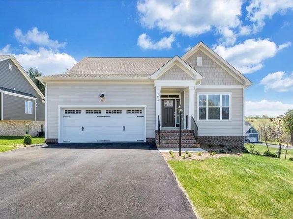 1017 Round Meadow Dr, Christiansburg, VA 24073