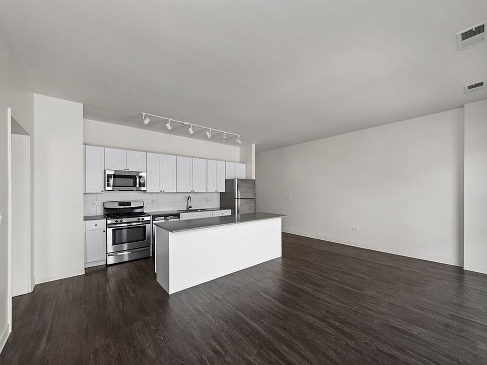 1st image of 820 N Milwaukee Ave #201