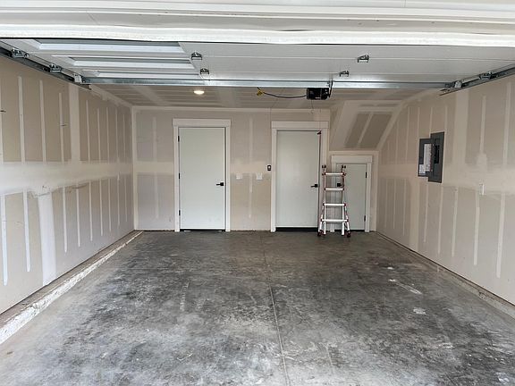 3rd image of 512 W Bickford St