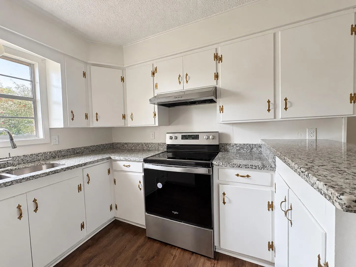 3 bed, 1.5 bath, 1050 sqft, $1,450 — Photo 3