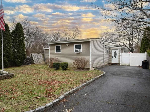 42 Pearl Avenue, Holtsville, NY 11742