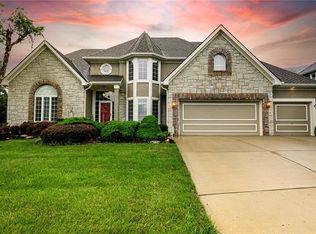 8128 Clearwater Dr, Parkville, MO 64152