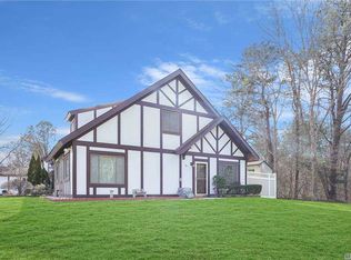28 Amesworth Ct, Middle Island, NY 11953