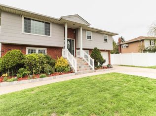 1100 Frances Dr, Valley Stream, NY 11580