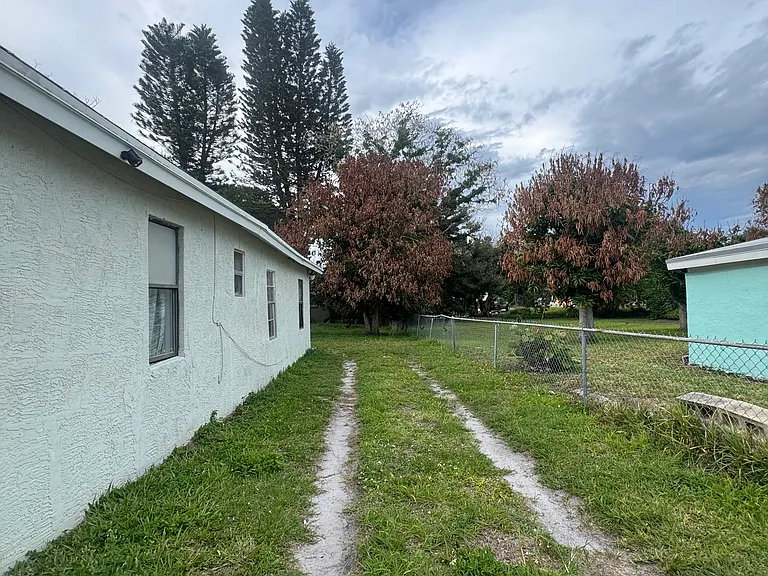 1510 Avenue H — Photo 16