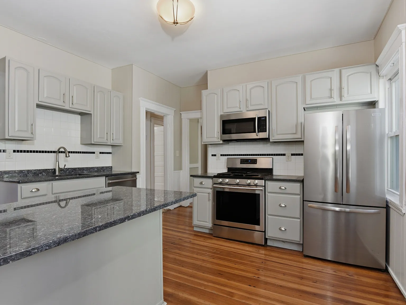 3 bed, 1170 sqft, $3,100 — Photo 2