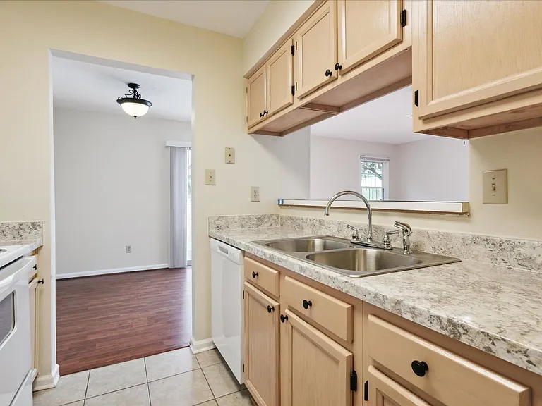 27 Tamarisk Quay #F — Photo 9