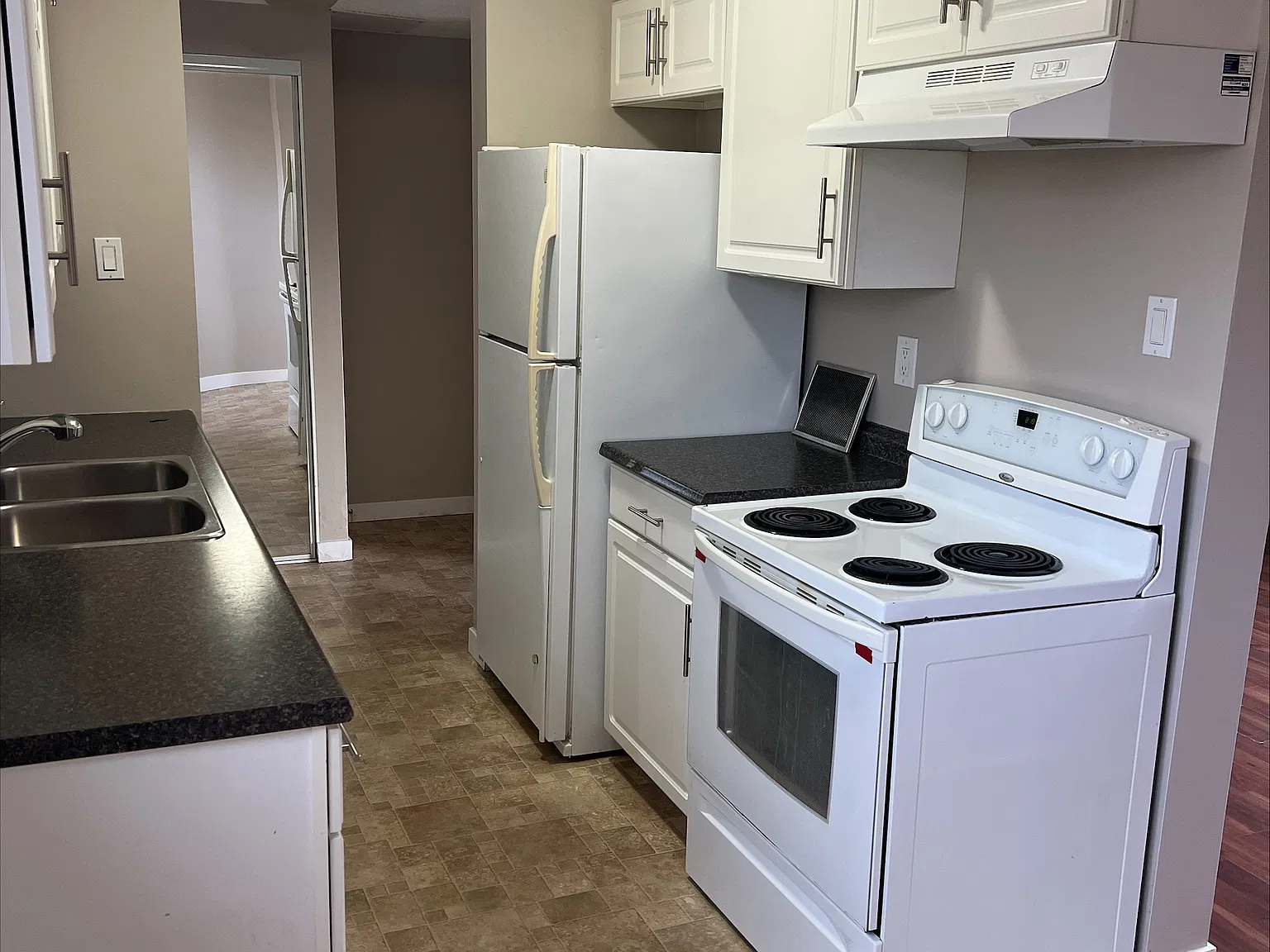 Beautiful 3 bedroom townhouse quiet pet welcome! — Photo 4