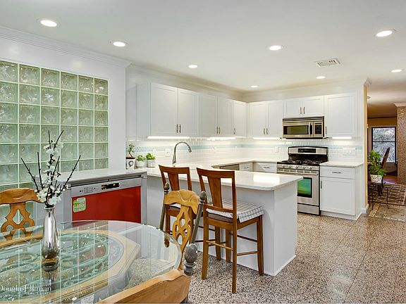 5th image of 89 Hunt Dr