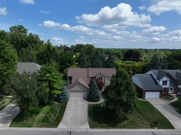 2070 Reagan Dr, Rochester Hills MI