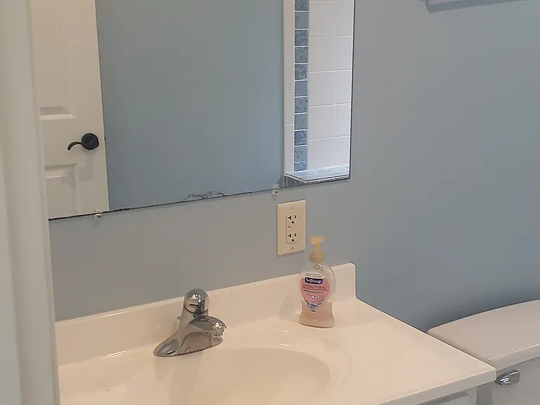 Second full bathroom off of loft with tub/shower.