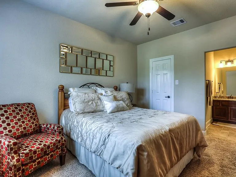 154 W Hullwood Ct — Photo 38