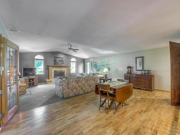 5th image of 153 Sunset Dr