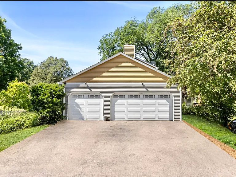 436 Cambridge Way — Photo 2