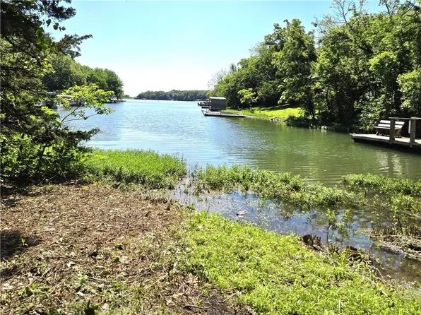 405 W Sugar Lake Dr, Mound City, KS 66056