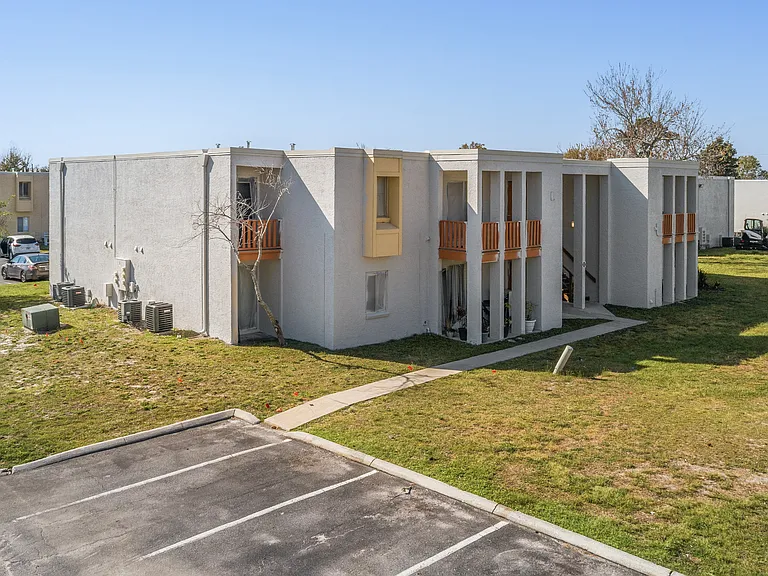 Aztec Villa Apartments — Photo 28
