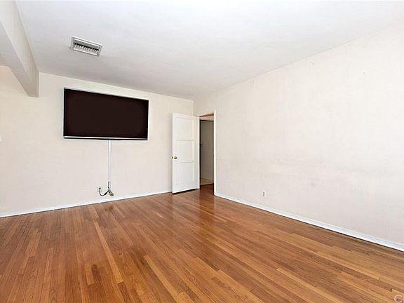 5th image of 2133 N Kenwood St