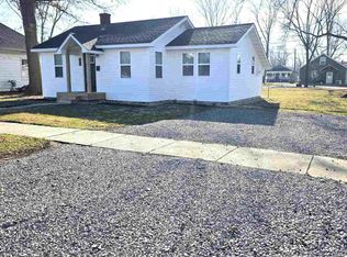 312 Lincoln Ave, Flora, IL 62839