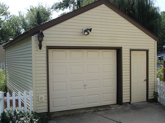 Heated 1.5 Car Garage
