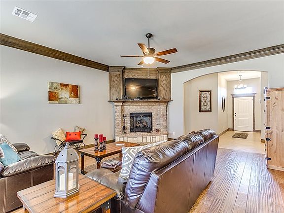 3rd image of 1424 E Savannah Cir