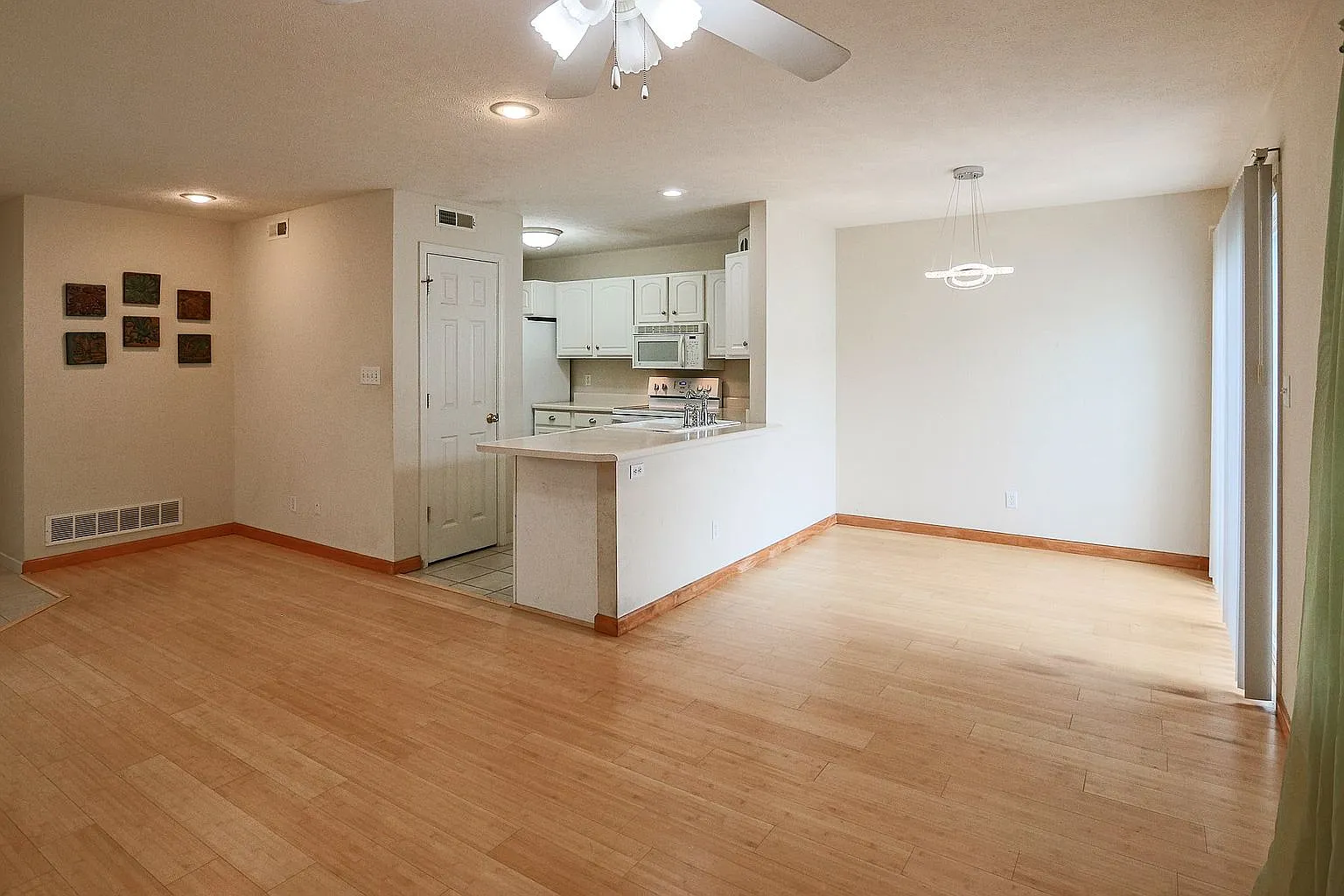 2623 E Oaklawn CT - 0 — Photo 3