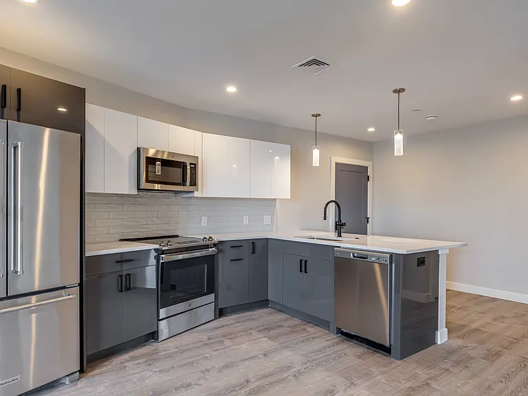 125 Warren Apartments — Photo 11