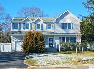 82 Hedgerow Ln, Commack, NY 11725