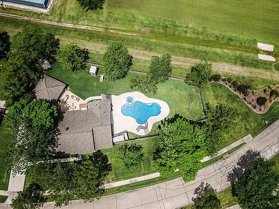 2nd image of 1005 W Castlewood Ave