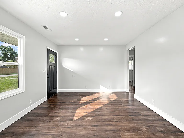 2118 Ulen Ln — Photo 2