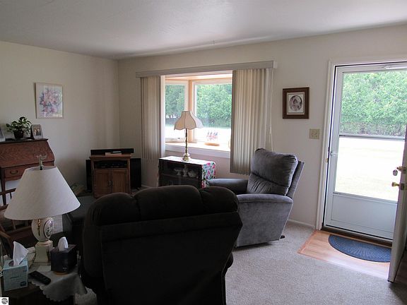 3rd image of 528 N 1st Ave
