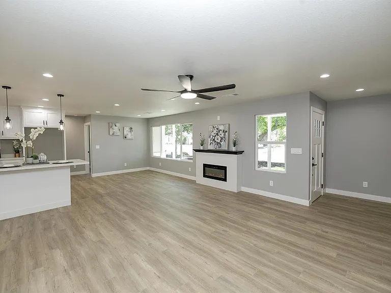 2423 Miller Ave — Photo 5