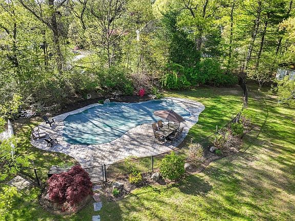 3rd image of 9 Arrowhead Ln