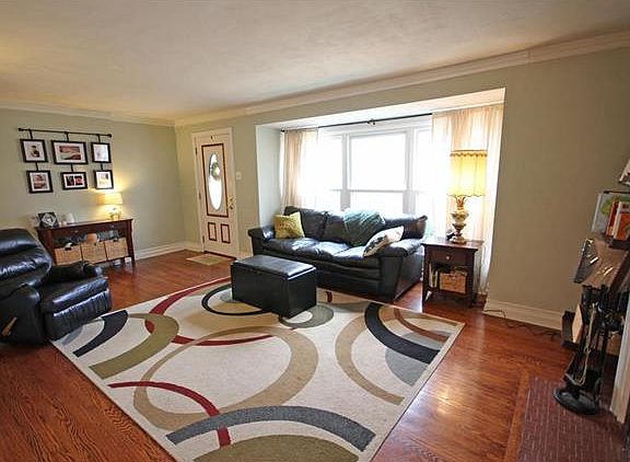 3rd image of 912 Woodbine Dr