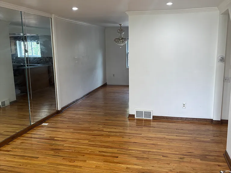 719 Taylor Dr — Photo 2