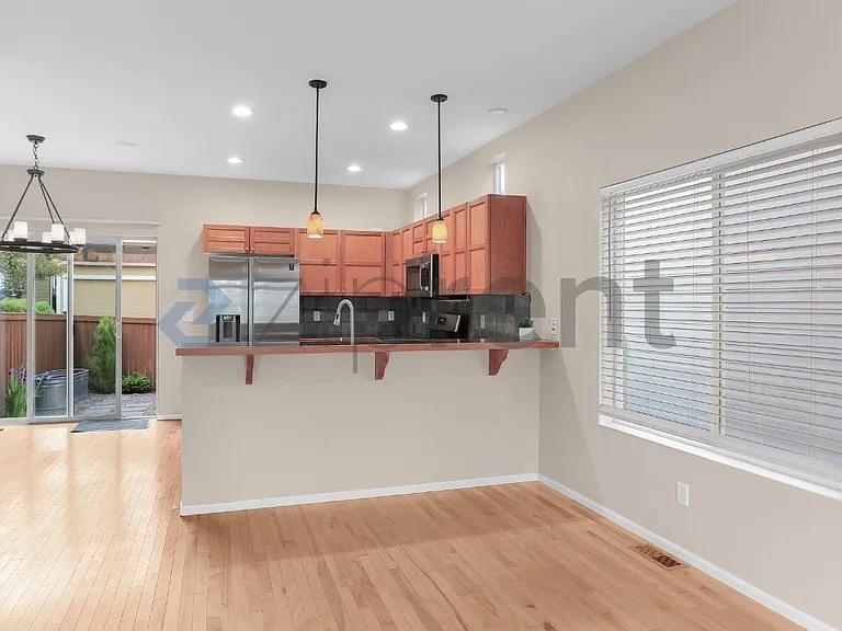 2478 NE Iverson Ln — Photo 4