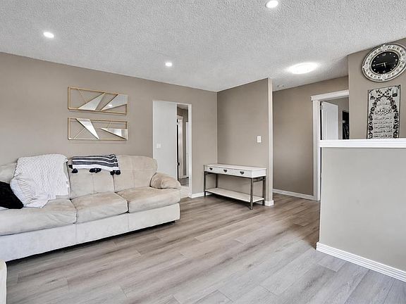 3rd image of 115 Abingdon Cres NE